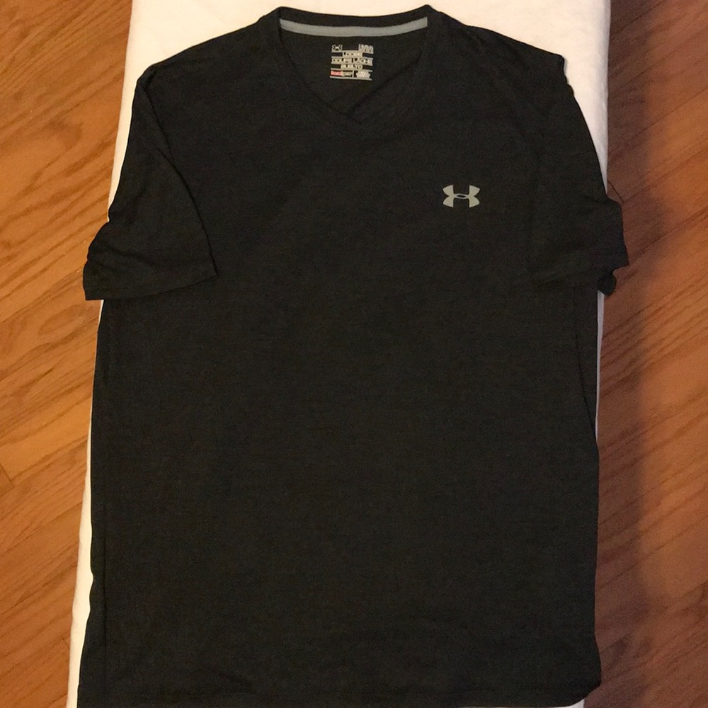 Black under armour men’s shirt